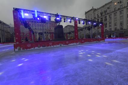 Москва. Подготовка катка для фестиваля `Путешествие в Рождество`.