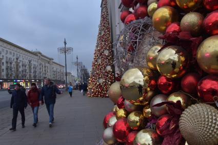 Москва. Новогоднее украшение Тверской улицы.