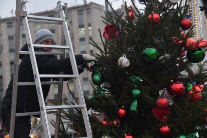 Москва. Новогоднее украшение Тверской улицы.