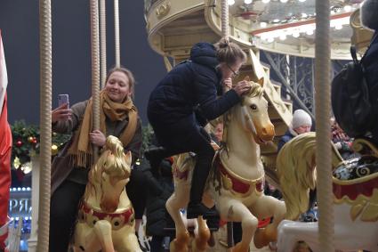 Москва.  Фестиваль `Путешествие в Рождество` на Манежной площади.