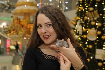 Иркутск. Девушка с крысой у новогодней елки.