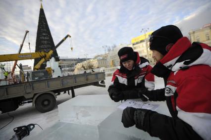 Екатеринбург. Рабочие во время стоительства ледового городка на площади 1905 года