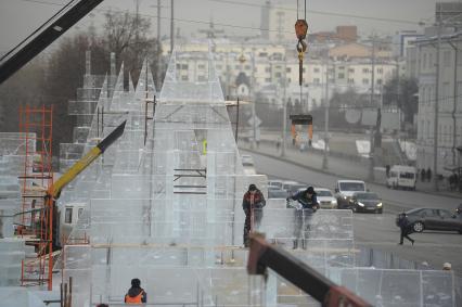 Екатеринбург. Рабочие во время стоительства ледового городка на площади 1905 года