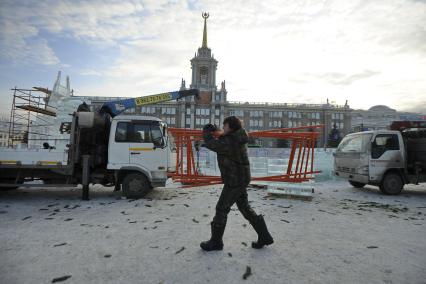 Екатеринбург. Рабочие во время стоительства ледового городка на площади 1905 года