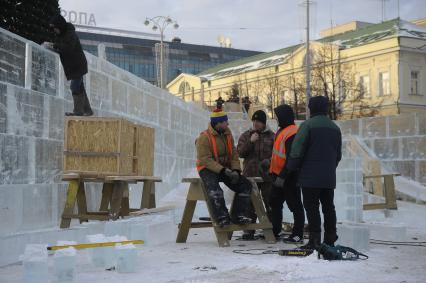 Екатеринбург. Рабочие во время стоительства ледового городка на площади 1905 года