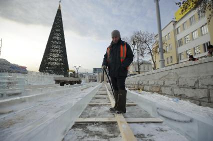 Екатеринбург. Рабочие во время стоительства ледового городка на площади 1905 года