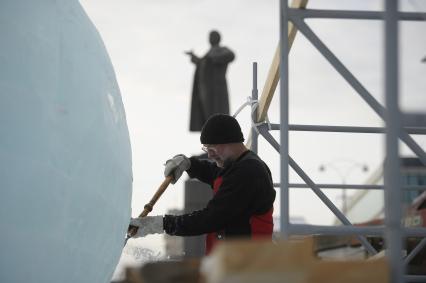 Екатеринбург. Рабочие во время стоительства ледового городка на площади 1905 года