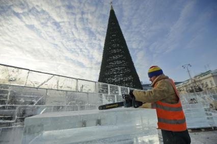 Екатеринбург. Рабочие во время стоительства ледового городка на площади 1905 года