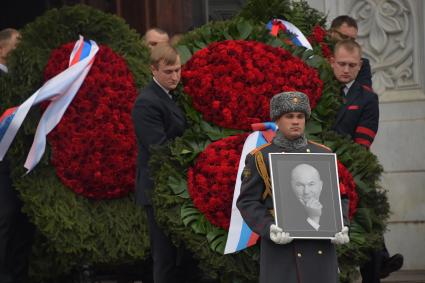 Москва. Вынос гроба с телом бывшего мэра Москвы Юрия  Лужкова после церемонии прощания  в храме Христа Спасителя.