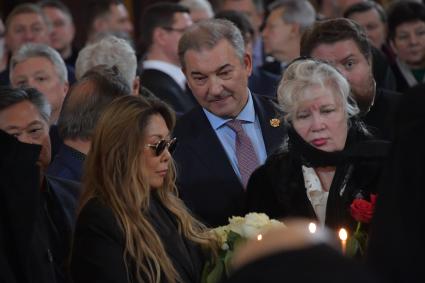 Москва. Певица Анита Цой и Президент Федерации хоккея России (ФХР) Владислав Третьяк на церемонии прощания с бывшим мэрм Москвы Юрием Лужковым в храме Христа Спасителя.