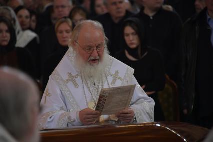 Москва. Патриарх Московский и всея Руси Кирилл проводит отпевание бывшего мэра  Москвы Юрия Лужкова в храме Христа Спасителя.