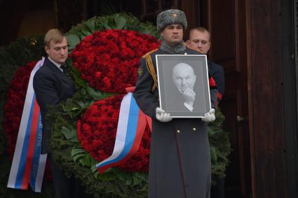 Москва. Вынос гроба с телом бывшего мэра Москвы Юрия  Лужкова после церемонии прощания  в храме Христа Спасителя.