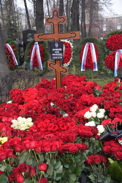 Москва. Могила бывшего мэра Москвы Юрия Лужкова на Новодевичьем кладбище.