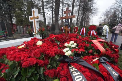 Москва. Могила бывшего мэра Москвы Юрия Лужкова на Новодевичьем кладбище.