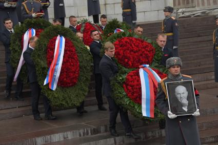 Москва. Вынос гроба с телом бывшего мэра Москвы Юрия  Лужкова после церемонии прощания  в храме Христа Спасителя.