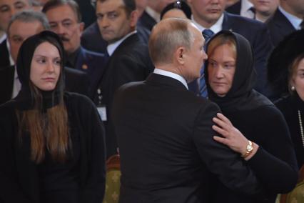 Москва. Президент России Владимир Путин выражает соболезнования вдове Юрия Лужкова Елене Батуриной на церемонии прощания с бывшим мэрм Москвы Юрием Лужковым в храме Христа Спасителя.