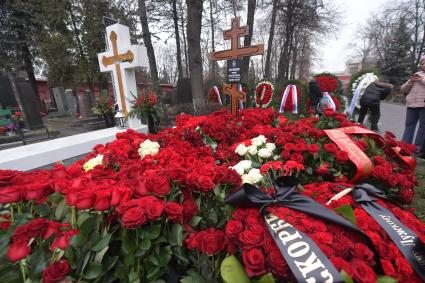 Москва. Могила бывшего мэра Москвы Юрия Лужкова на Новодевичьем кладбище.