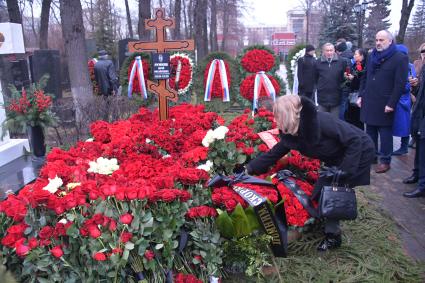 Москва. Могила бывшего мэра Москвы Юрия Лужкова на Новодевичьем кладбище.