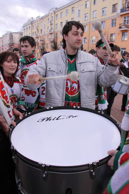 Диск373. Балашиха. Финал Кубка Гагарина 2010. Континентальная хоккейная лига 2010. Играют казанский АК БАРС и чемпион Западной конференции ХК МВД. На снимке: болельщик играет на огромном барабане