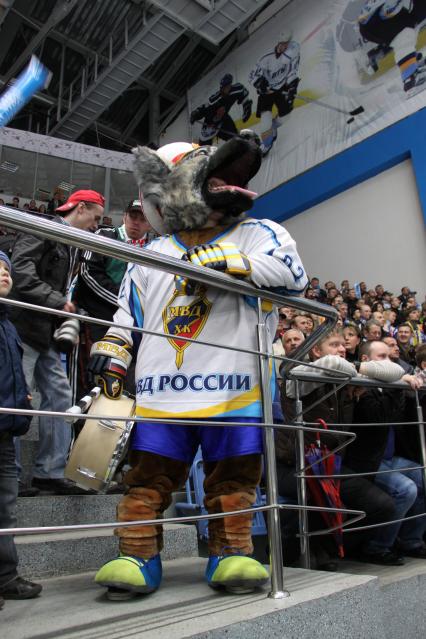 Диск373. Балашиха. Финал Кубка Гагарина 2010. Континентальная хоккейная лига 2010. Играют казанский АК БАРС и чемпион Западной конференции ХК МВД. На снимке: талисман команды МВД