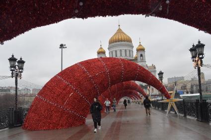 Москва. Новогоднее оформление Патриаршего моста.