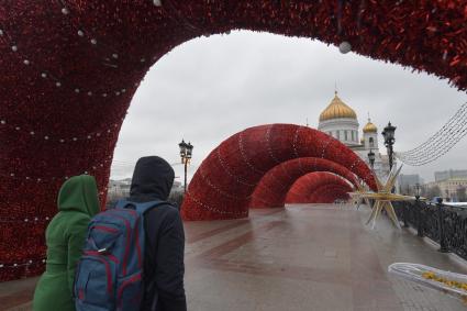 Москва. Новогоднее оформление Патриаршего моста.