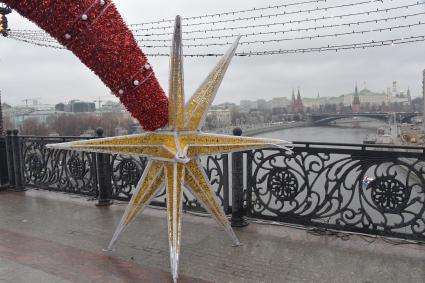 Москва. Новогоднее оформление Патриаршего моста.