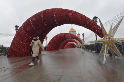 Москва. Новогоднее оформление Патриаршего моста.