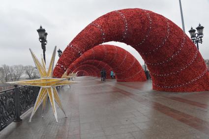 Москва. Новогоднее оформление Патриаршего моста.