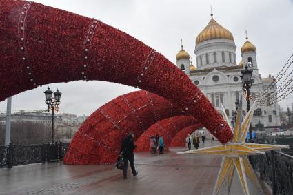 Москва. Новогоднее оформление Патриаршего моста.