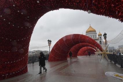 Москва. Новогоднее оформление Патриаршего моста.