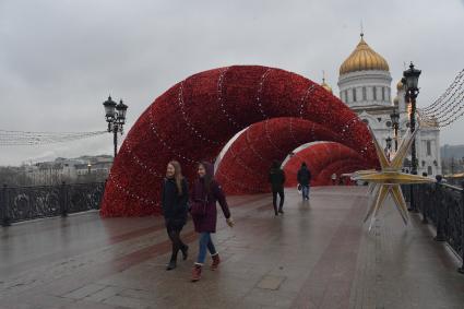 Москва. Новогоднее оформление Патриаршего моста.