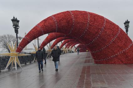 Москва. Новогоднее оформление Патриаршего моста.