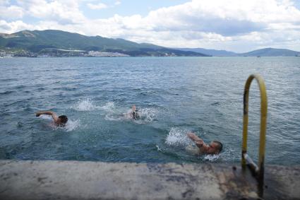 Новороссийск. Горожане купаются на берегу черного моря