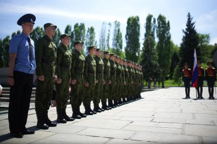 Волгоград. Торжественная церемония отправки призывников на военную службу по призыву в президентский полк, на Мамаевом кургане, у памятника Родина-мать