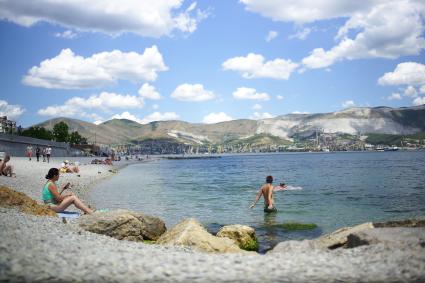 Новороссийск. Горожане купаются на берегу черного моря