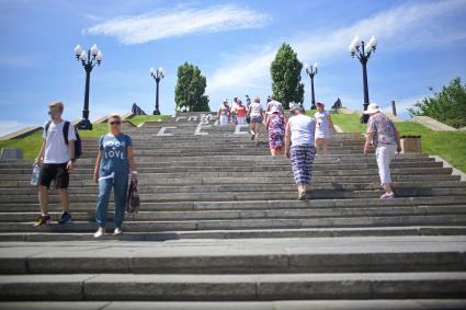 Волгоград. Люди поднимаются к Мамаеву кургану