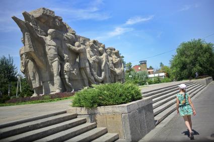 Волгоград. Скульптура \'Память поколений\' у подножия Мамаева кургана