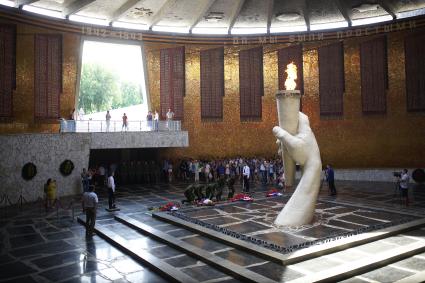 Волгоград. Вечный огонь в зале воинской славы на Мамаевом кургане, у памятника Родина-мать