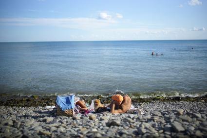 Новороссийск. Горожане купаются на берегу черного моря