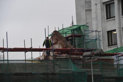 Москва. Здание кинотеатра `Художественный`на Арбатской площади во время реконструкции.