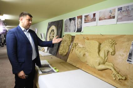 Москва. Мастер во  время реставрации декоративных элементов  кинотеатра `Художественный`.