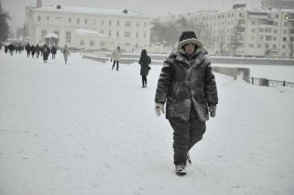 Екатеринбург. Жители города во время снегопада