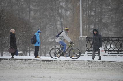 Екатеринбург. Мужчина едет на велосипеде во время снегопада