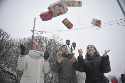 Екатеринбург. Люди подбрасывают коробки с подарками во время съемки видеоролика