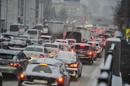 Екатеринбург. Автомобильные проби во время снегопада