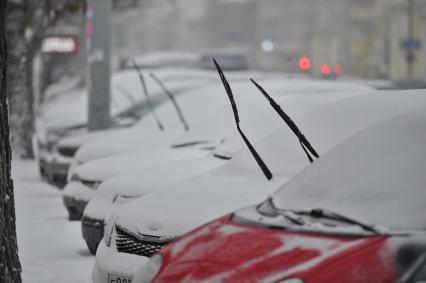 Екатеринбург. автомобили с отведенными дворниками во время снегопада