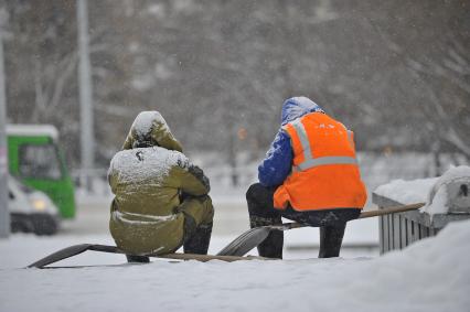 Екатеринбург. Дворники сидят на лопатах во время снегопада