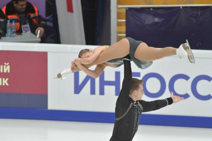 Москва. Спортсмены из России Александра Бойкова и Дмитрий Козловский во время произвольной программы танцевальных пар в рамках Гран-при по фигурному катанию `Кубок Ростелеком` во дворце спорта `Мегаспорт`.