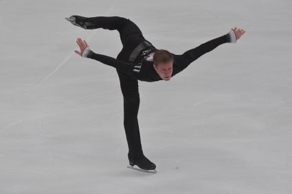 Москва. Спортсмен из России Александр Самарин во время произвольной программы среди мужчин в рамках Гран-при по фигурному катанию `Кубок Ростелеком` во дворце спорта `Мегаспорт`.